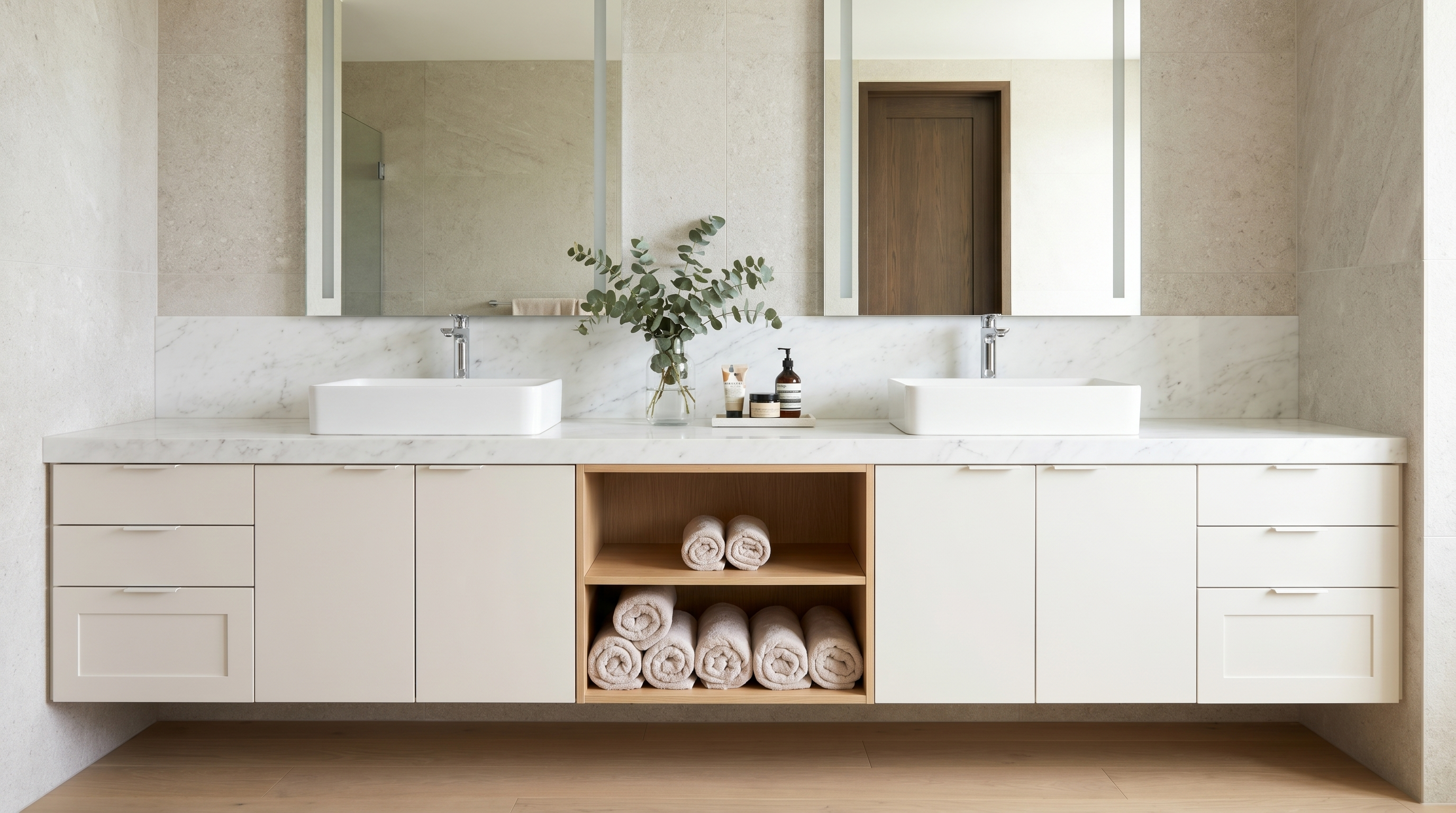 Baño de diseño Idea Italia en roble natural y blanco con mueble de vanidad a la medida